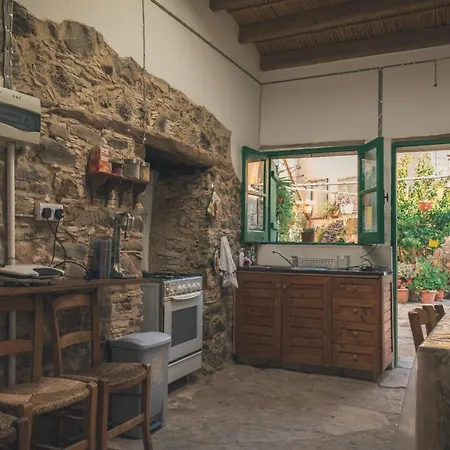 To Spiti Sto Xorko * Lythrodhondas